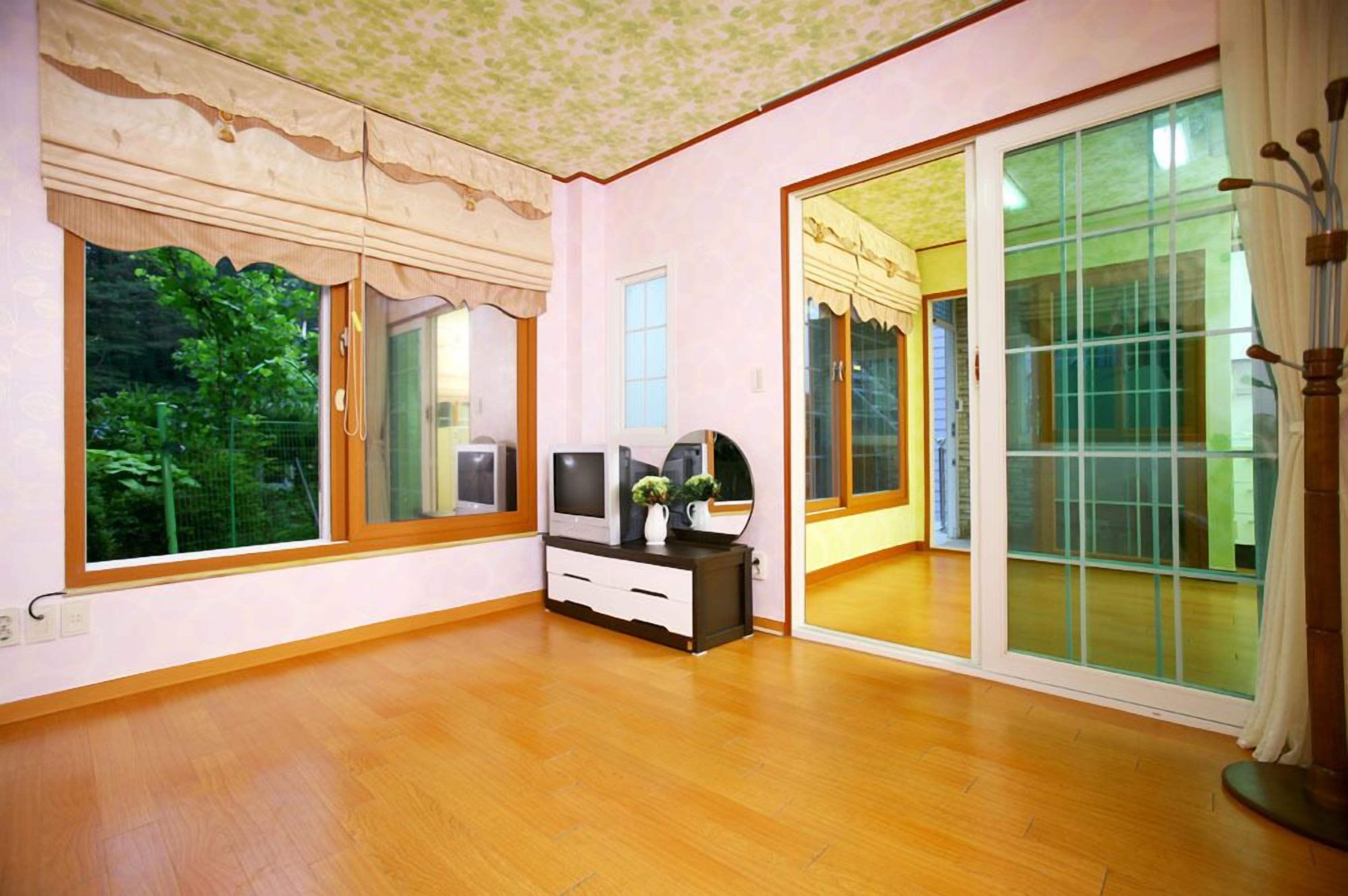 Room (Persimmon tree)