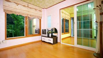 Room (Persimmon tree)