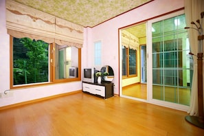 Room (Persimmon tree)