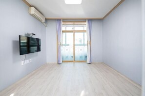 Living area - Persimmon Tree Pension (Goseong)