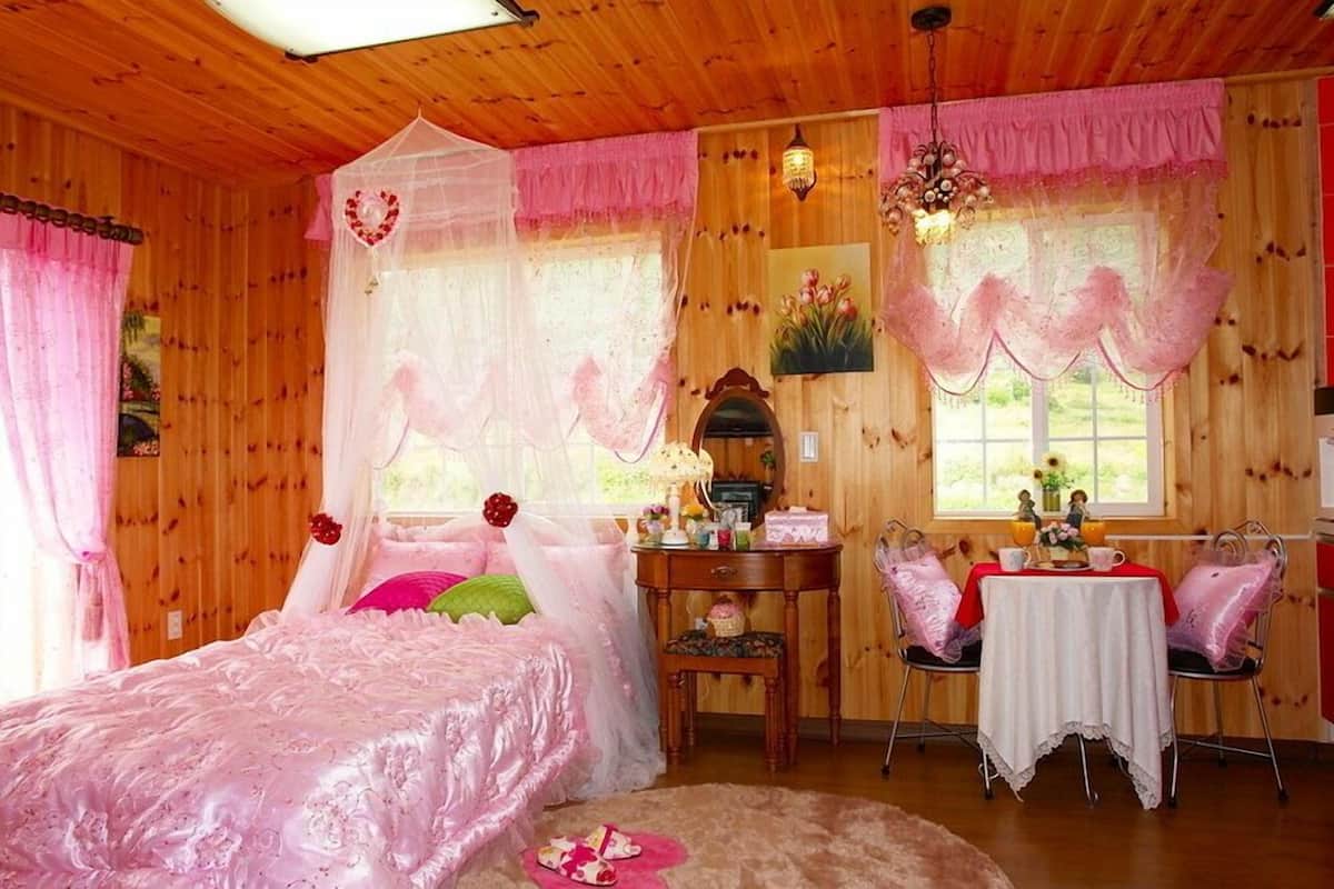 Room (Freesia)