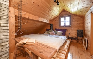 2 bedrooms, travel cot, free WiFi, bed sheets