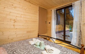 2 bedrooms, travel cot, free WiFi, bed sheets