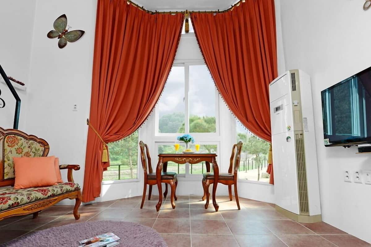 Room (Topaz)