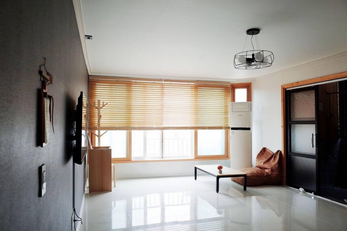 Room (301) | 7 bedrooms