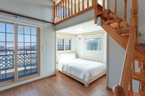 Room - Puzo & Gomsol (Geoje)