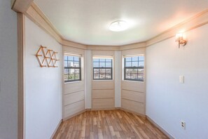 Room - Puzo & Gomsol (Geoje)