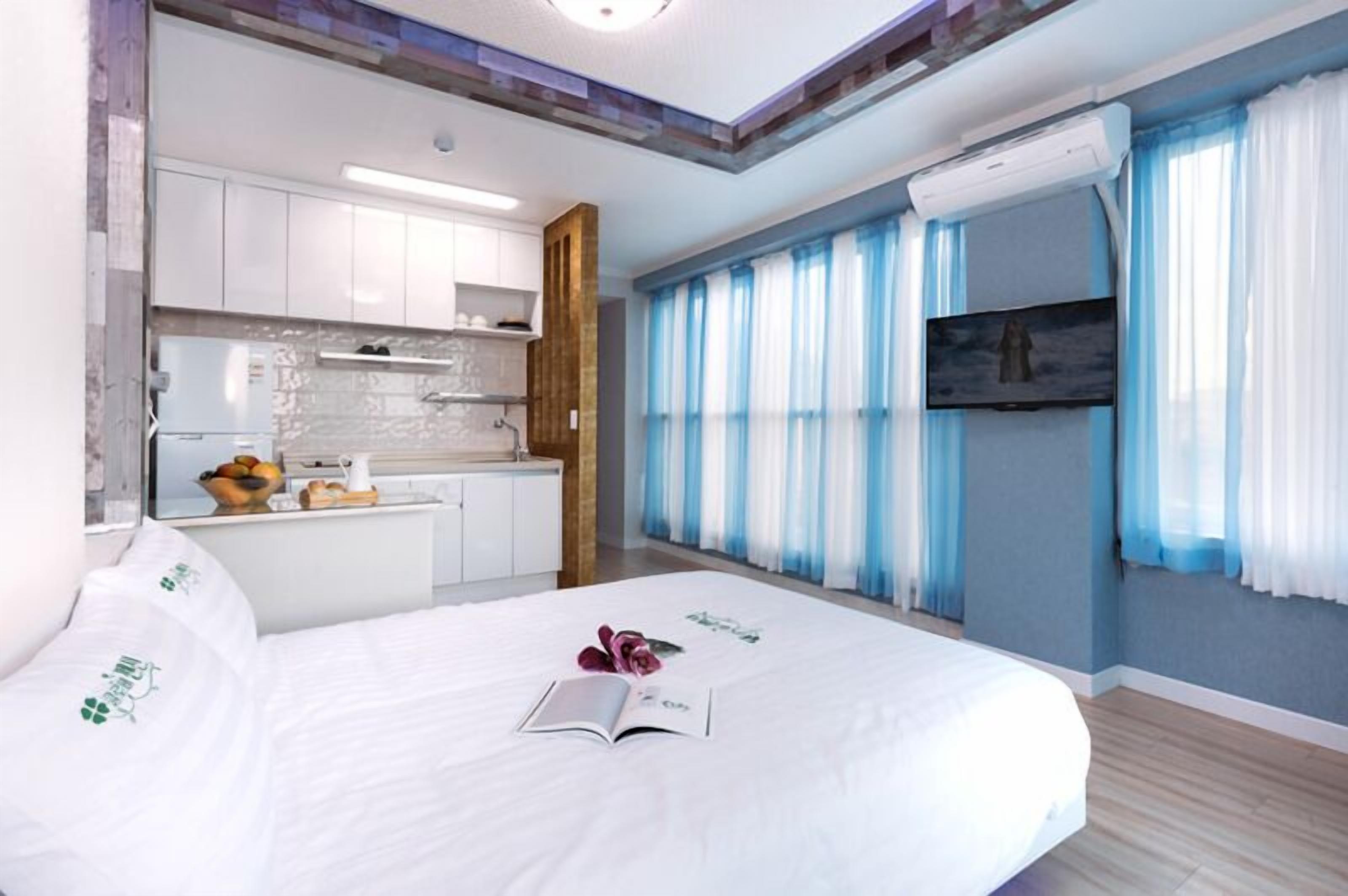 Room (202 (Ocean view)) | Individually decorated, individually furnished
