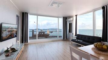 Room (303 (Ocean view)) | Individually decorated, individually furnished