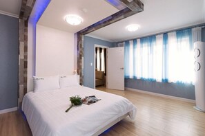 Room (201) | Individually decorated, individually furnished - Clover Pension (Incheon)