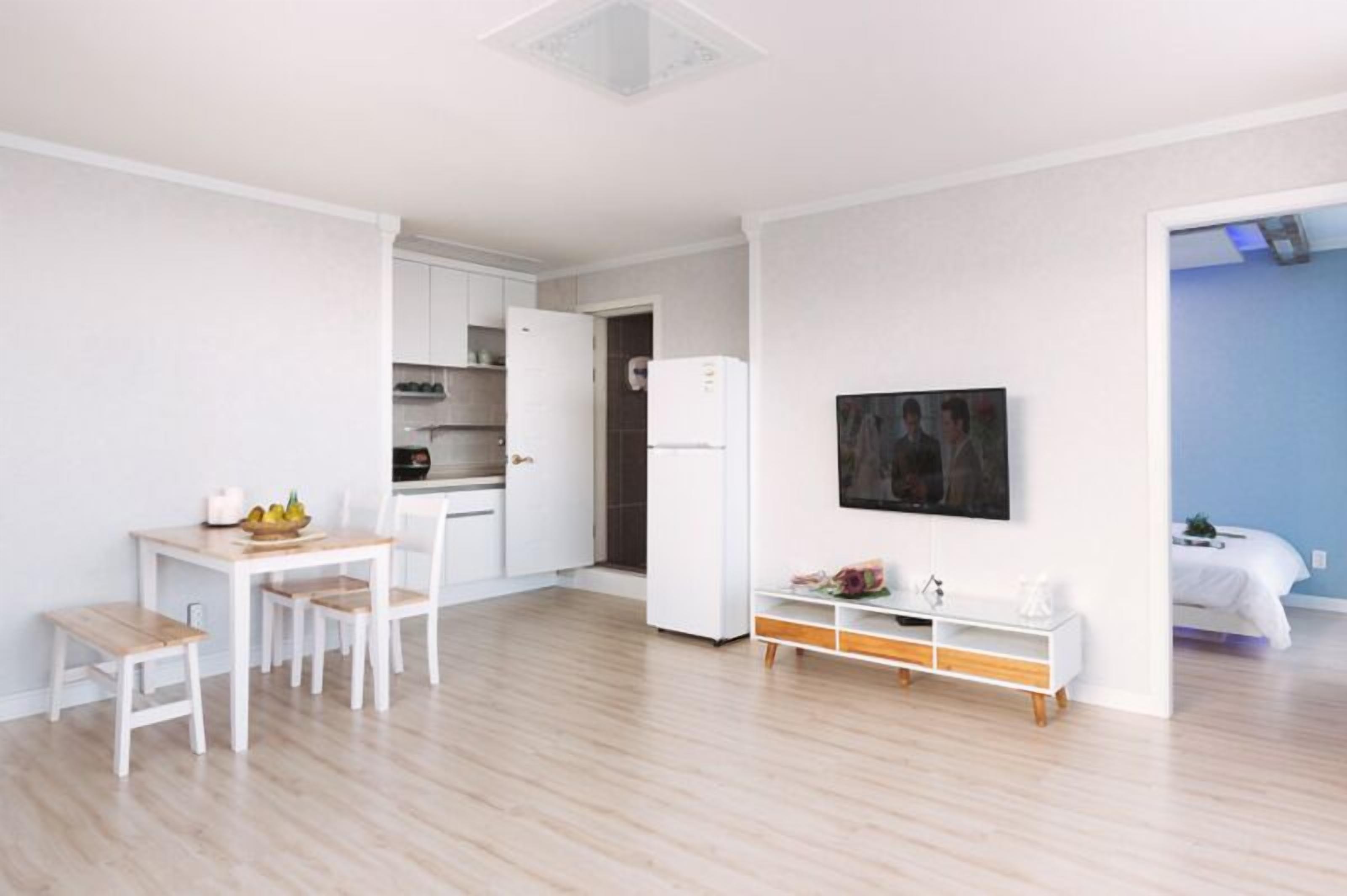 Room (303 (Ocean view)) | Individually decorated, individually furnished