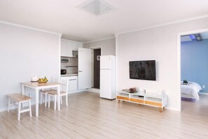 Room (303 (Ocean view)) | Individually decorated, individually furnished - Clover Pension (Incheon)