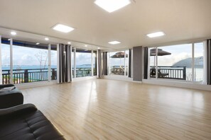 Room (101 (Ocean view)) | Individually decorated, individually furnished - Clover Pension (Incheon)