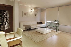 Room (202(Ocean view)) | Individually decorated, individually furnished