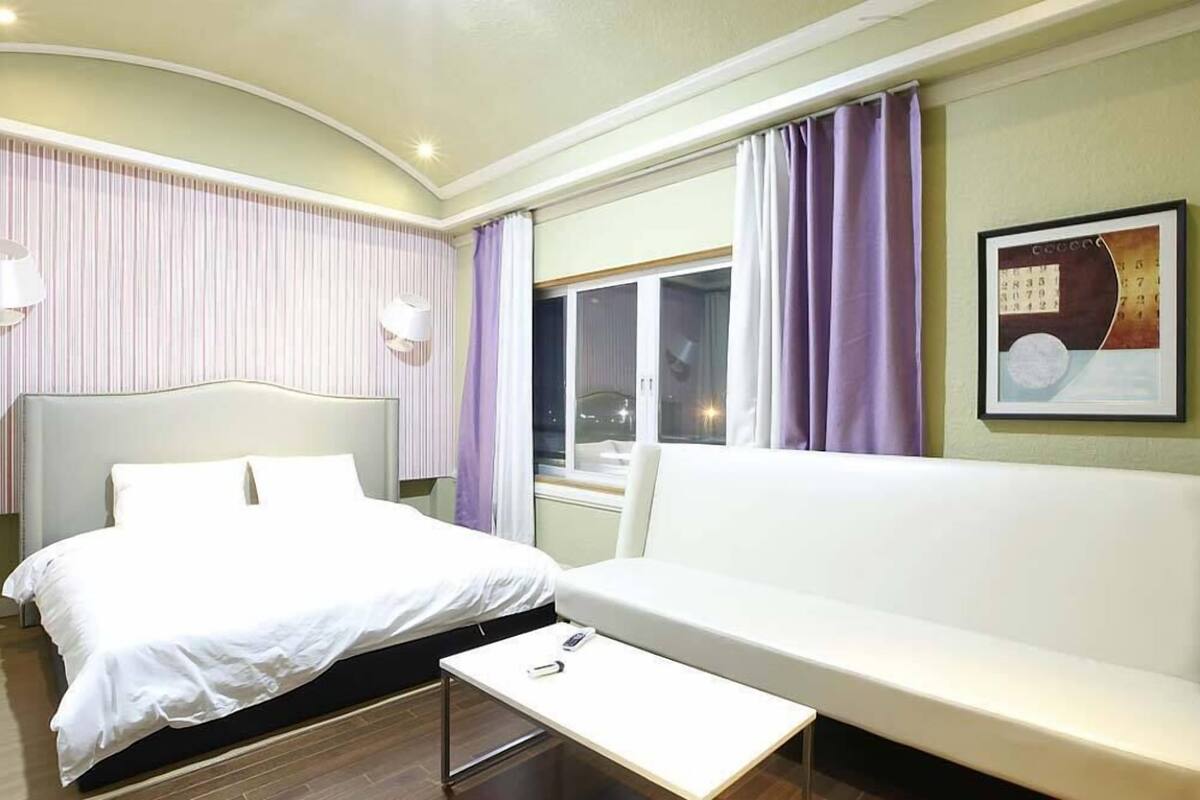 Room (303(Halla Mountain view)) | Individually decorated, individually furnished