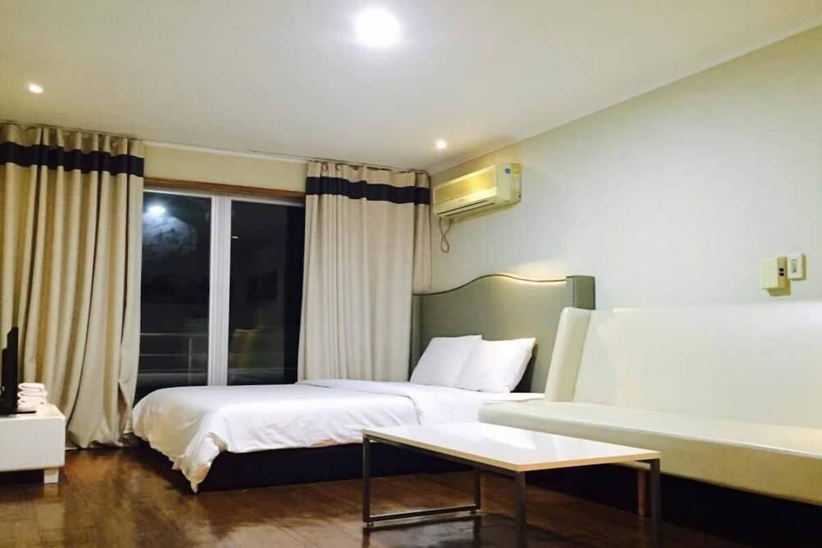 Room (203(Ocean view)) | Individually decorated, individually furnished