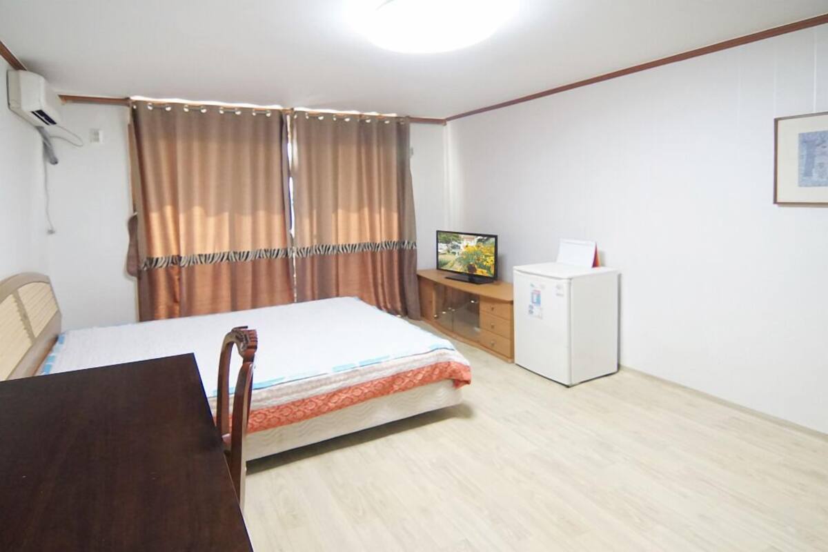 Room (2 room)