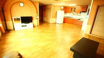 Room (Gold room) | Individually decorated, individually furnished
