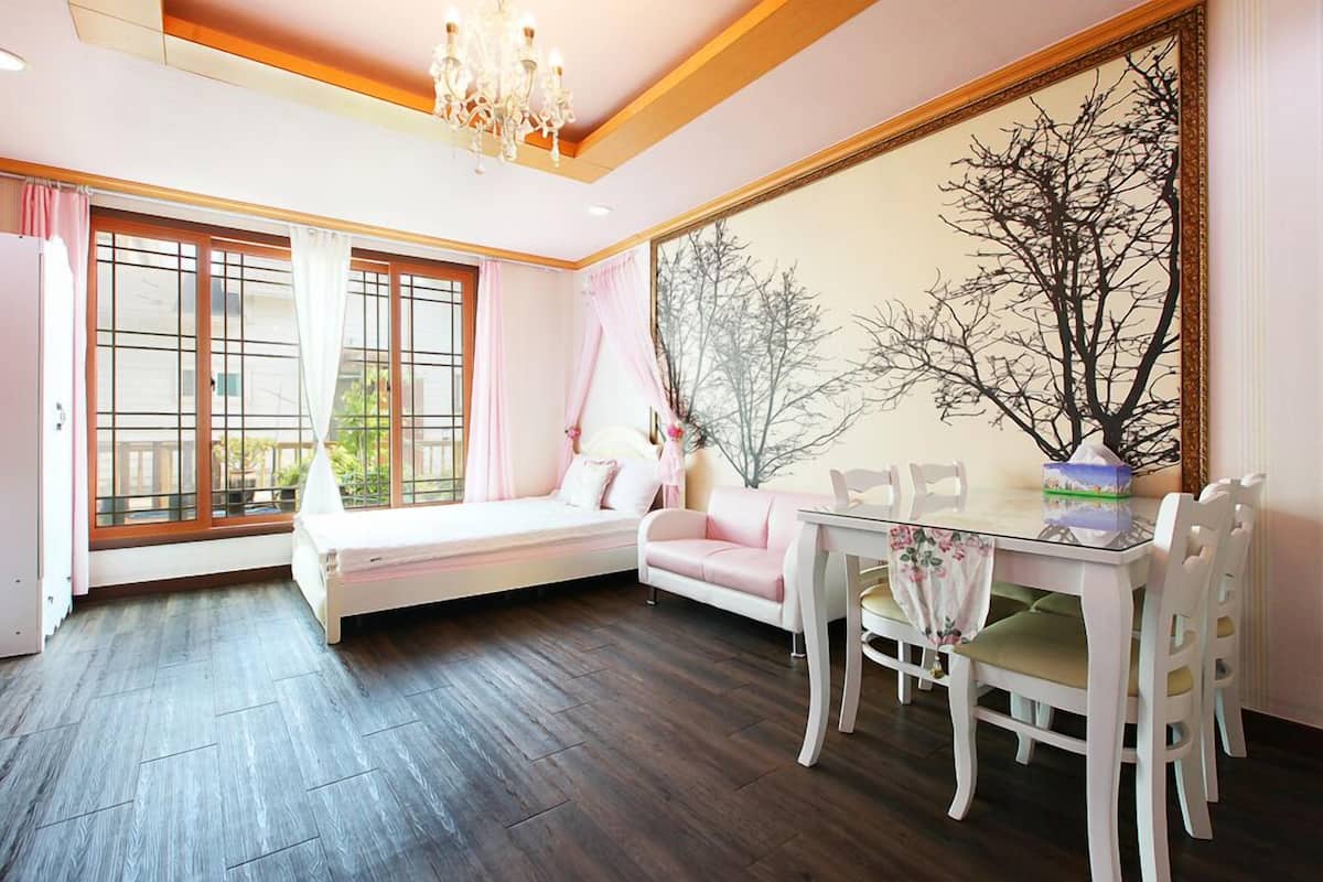 Room (Violet) | Individually decorated, individually furnished