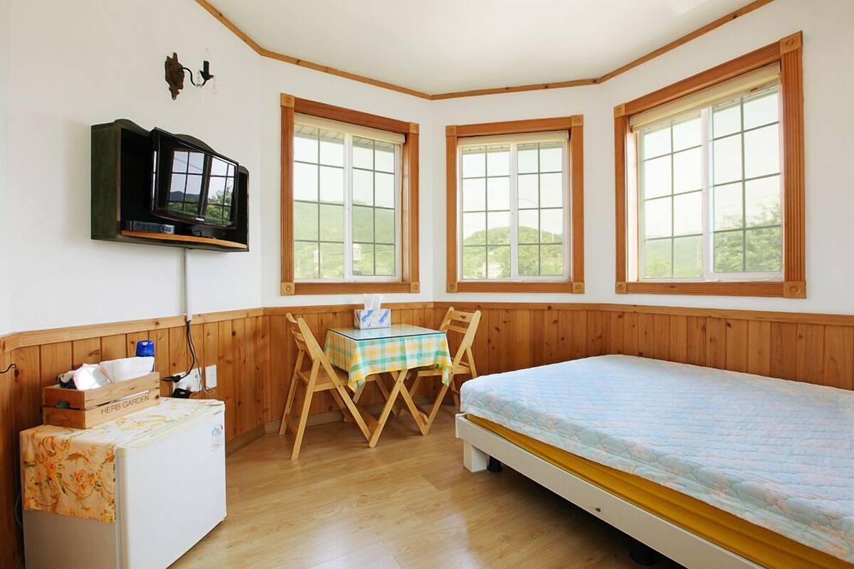 Room (Yellow) | Individually decorated, individually furnished