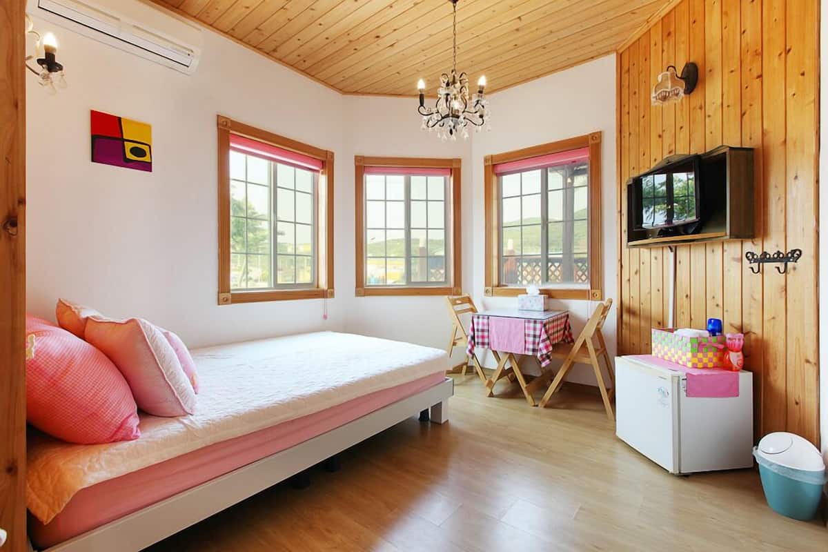 Room (Pink) | Individually decorated, individually furnished