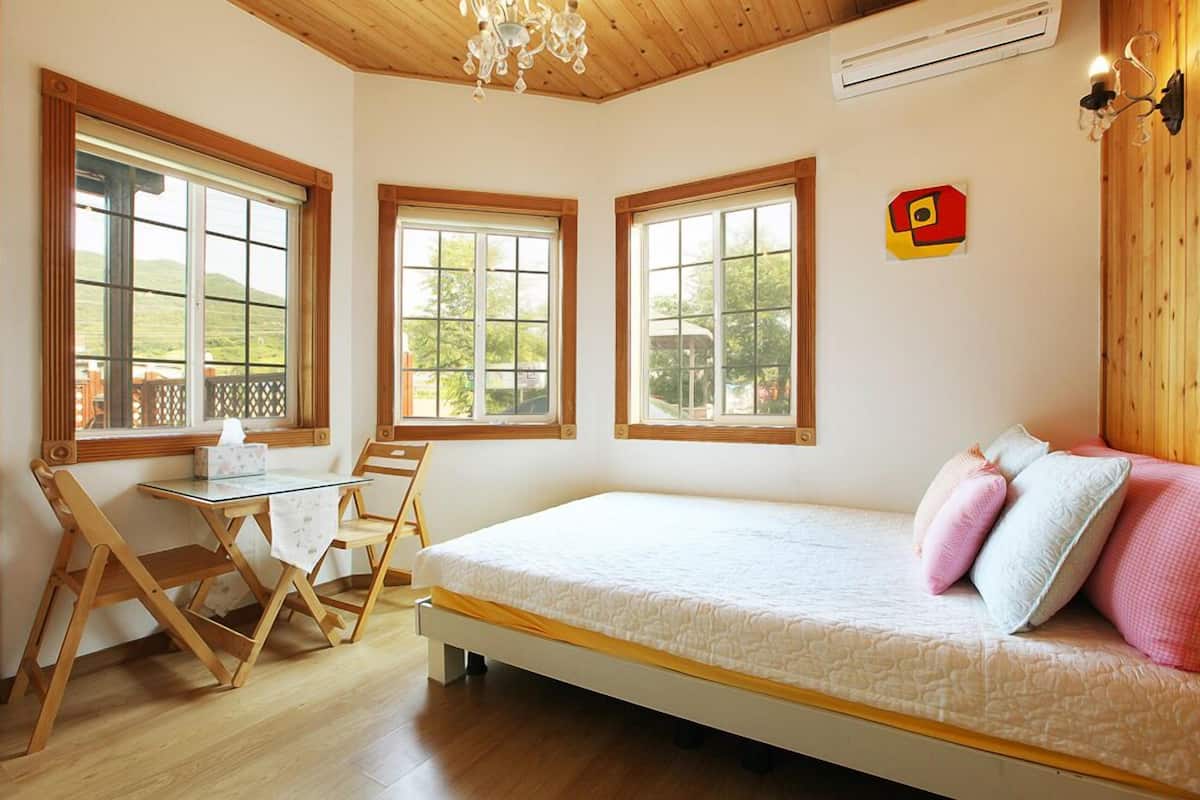 Room (Green) | Individually decorated, individually furnished