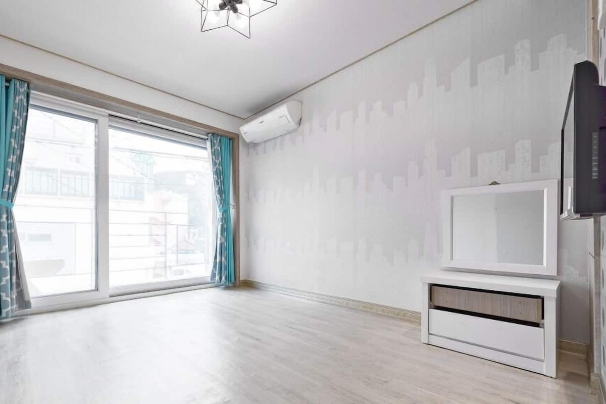 Room (203) | Individually decorated, individually furnished