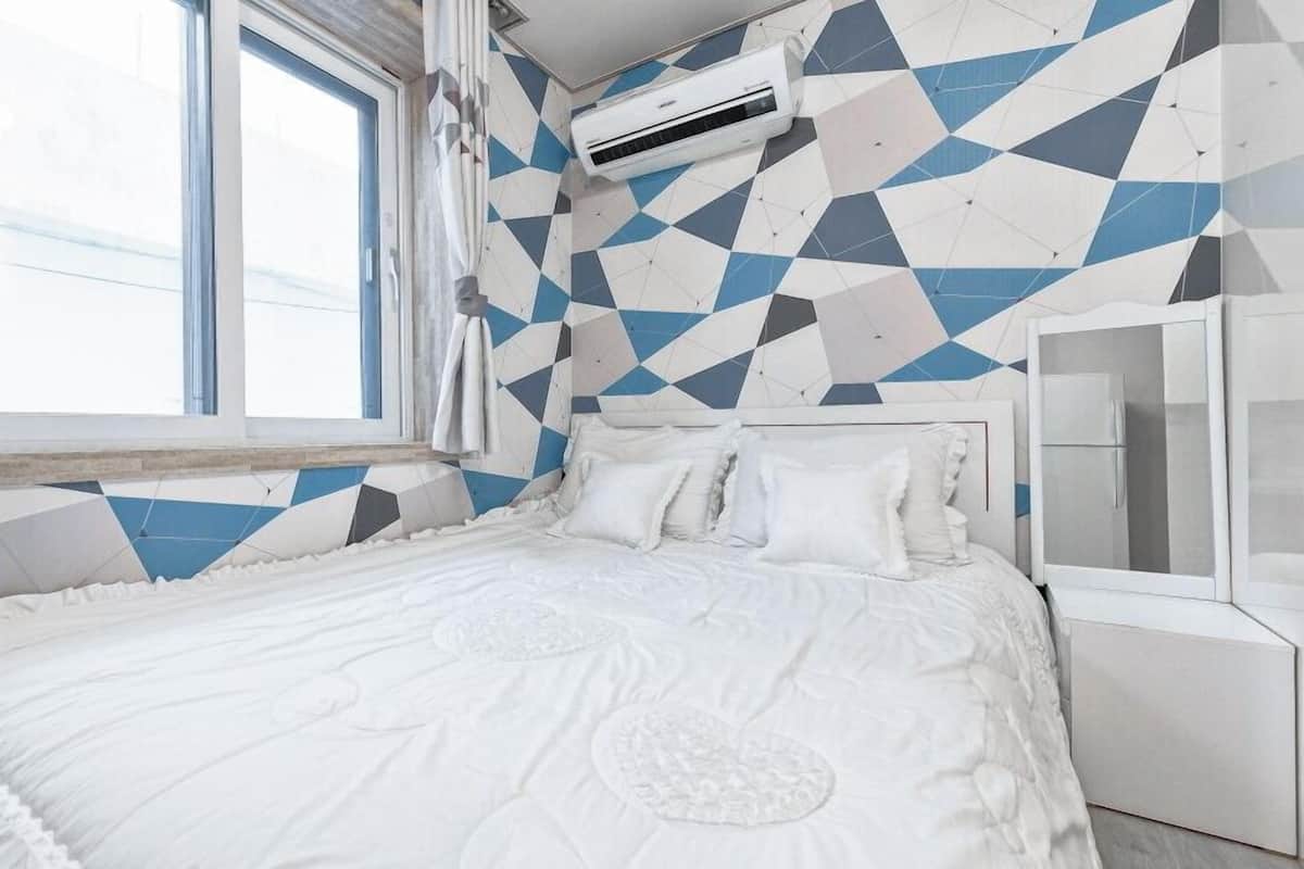 Room (105) | Individually decorated, individually furnished