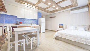 Room (202) | Individually decorated, individually furnished - Hayan Pension (Namhae)
