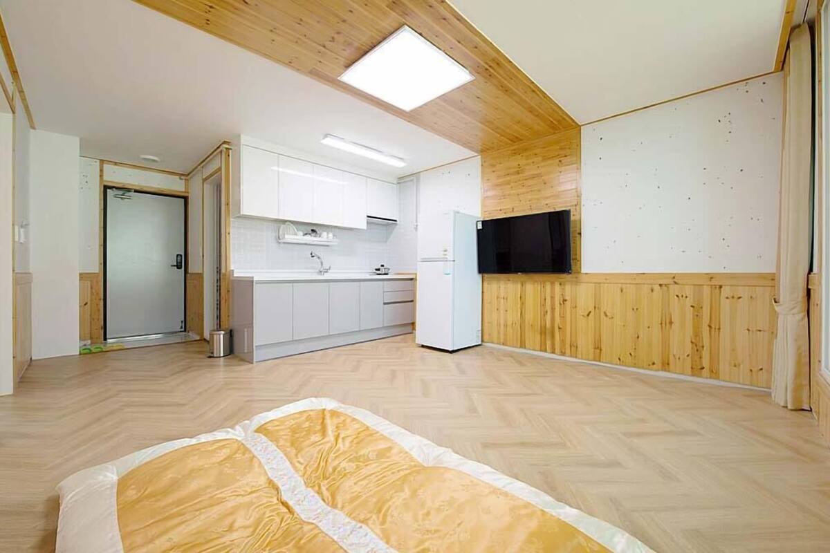 Room (No. 203)