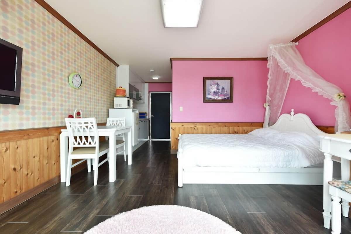 Room (Dew) | Individually decorated, individually furnished