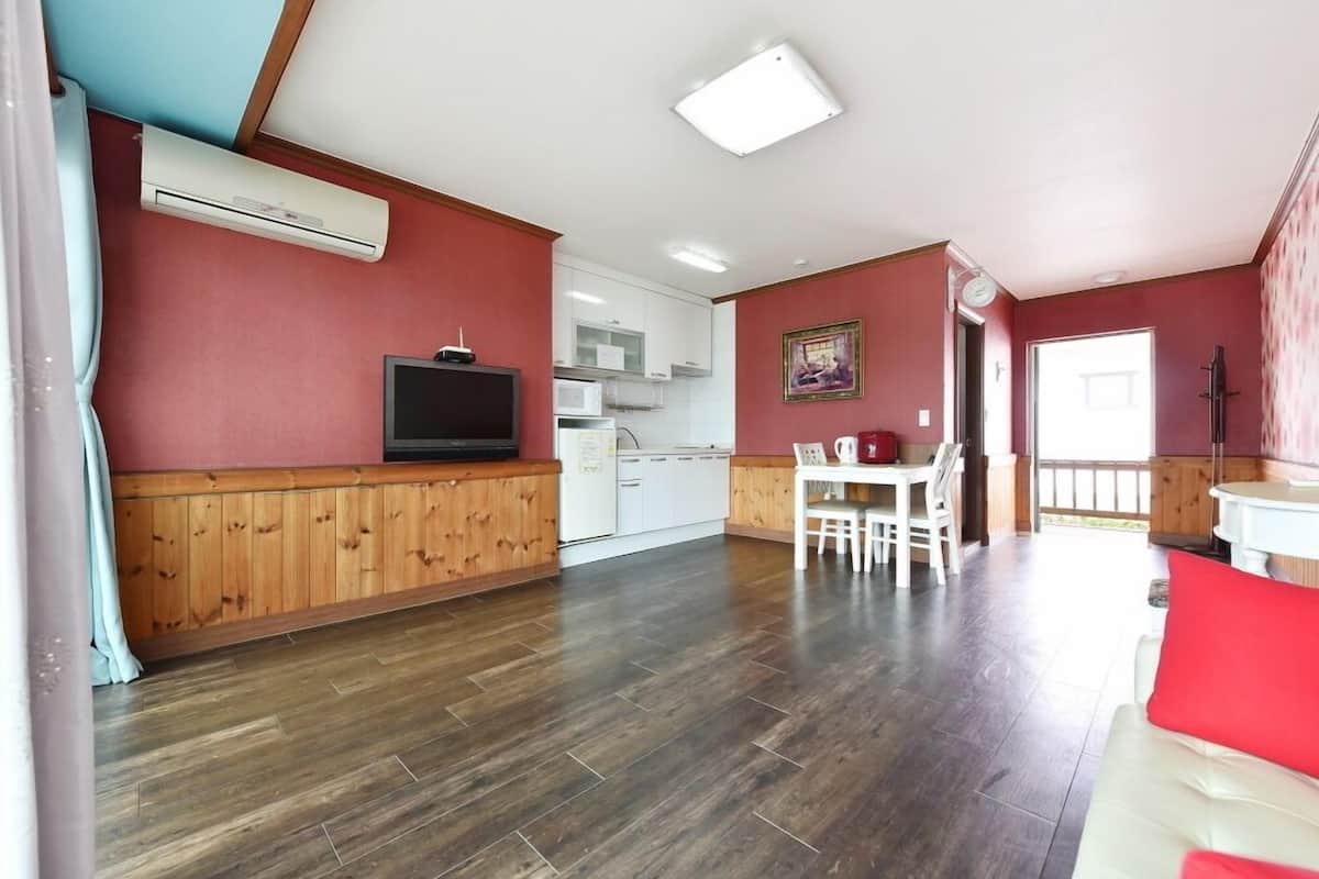Room (Sunshine) | Individually decorated, individually furnished