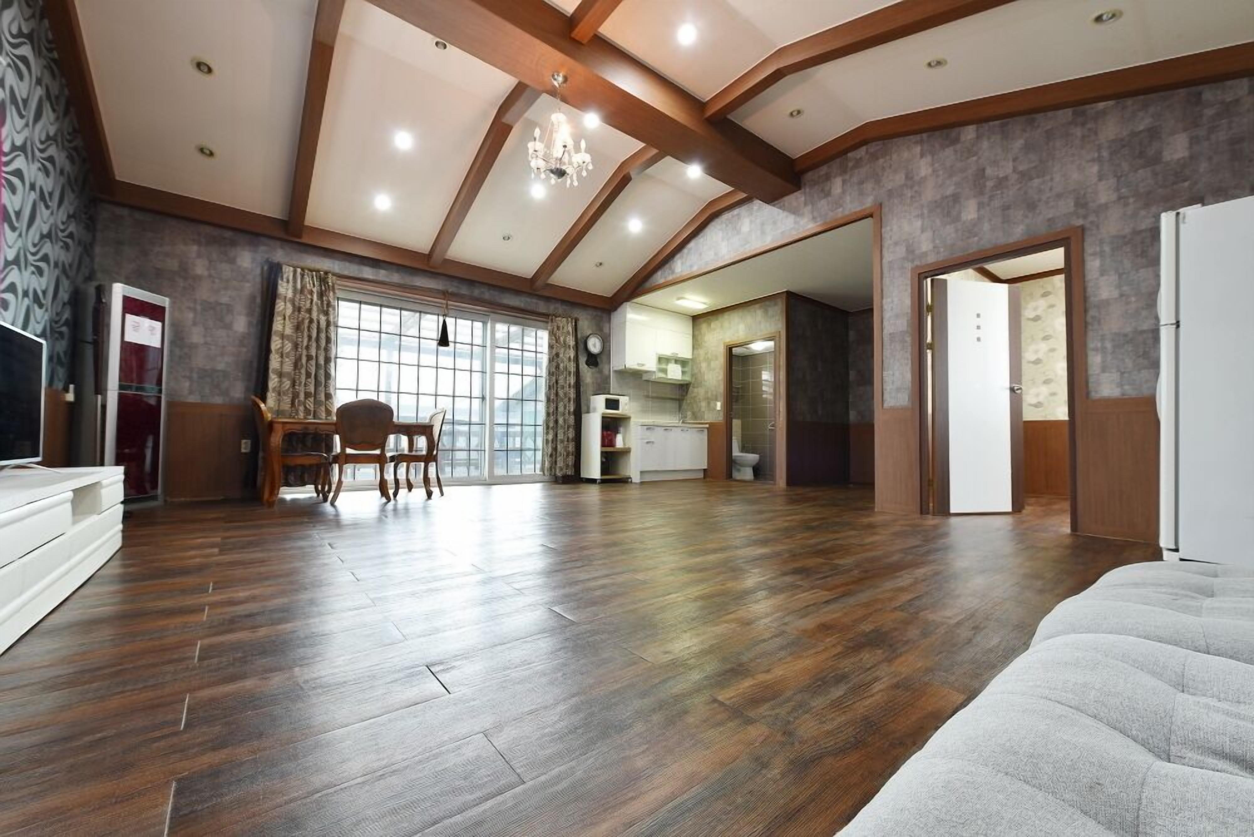 Room (Cloud) | Individually decorated, individually furnished