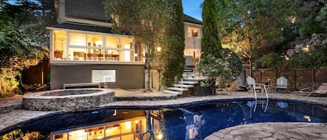 Piscina all'aperto, una piscina riscaldata