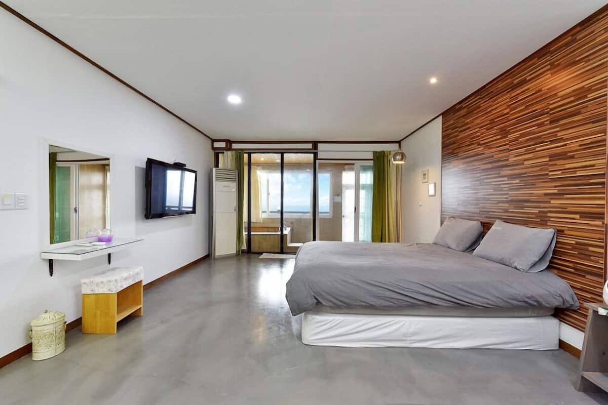 Room (Green) | Individually decorated, individually furnished