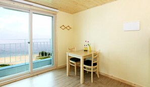 Room (Sa-ojeong)