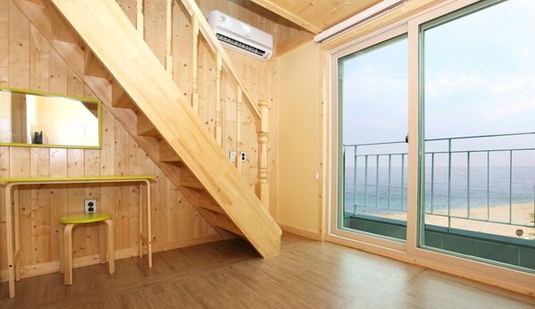 Room (Sa-ojeong) | Individually decorated, individually furnished