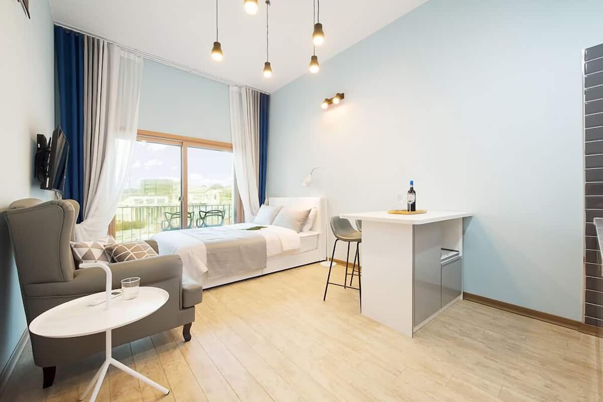 Room (101 river) | 5 bedrooms, individually decorated, individually furnished