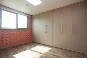 Room (302)