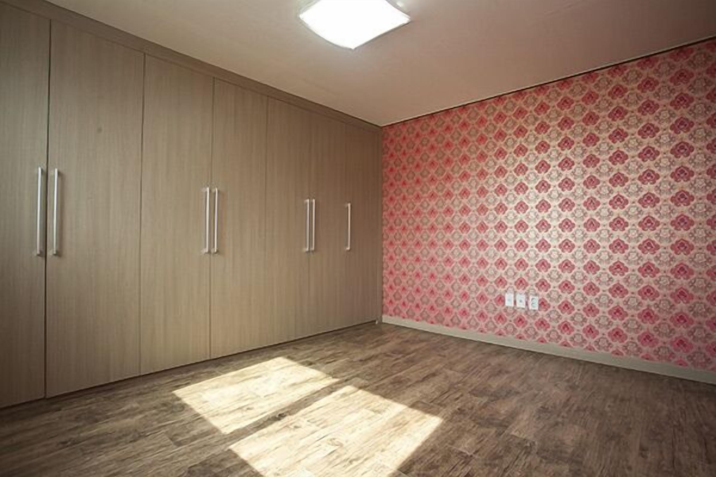 Room (302)