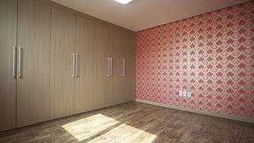 Room (302)