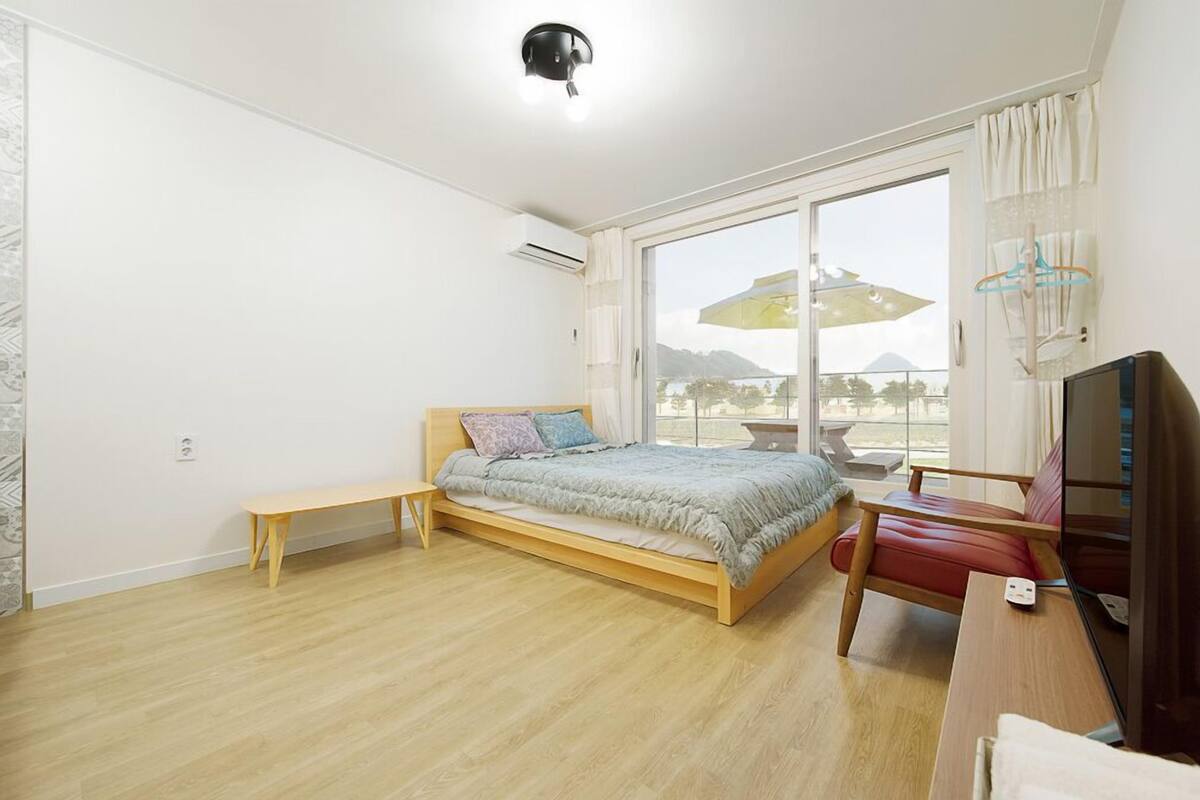 Room (202) | Individually decorated, individually furnished