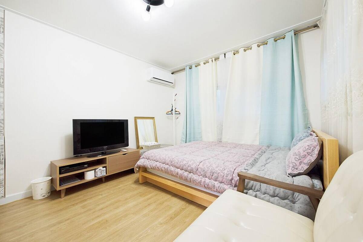Room (101) | Individually decorated, individually furnished