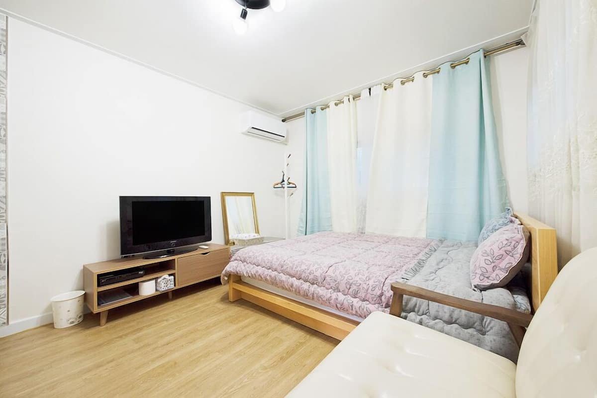 Room (101)