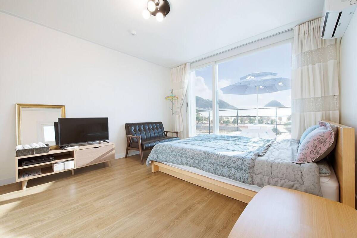 Room (203) | Individually decorated, individually furnished