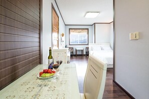 Room (Bluebird) | Individually decorated, individually furnished - Donguri (Geoje)