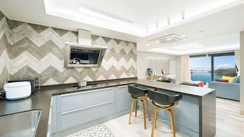 Room (2F) | Individually decorated, individually furnished