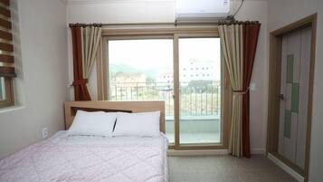 Room (201) | Individually decorated, individually furnished