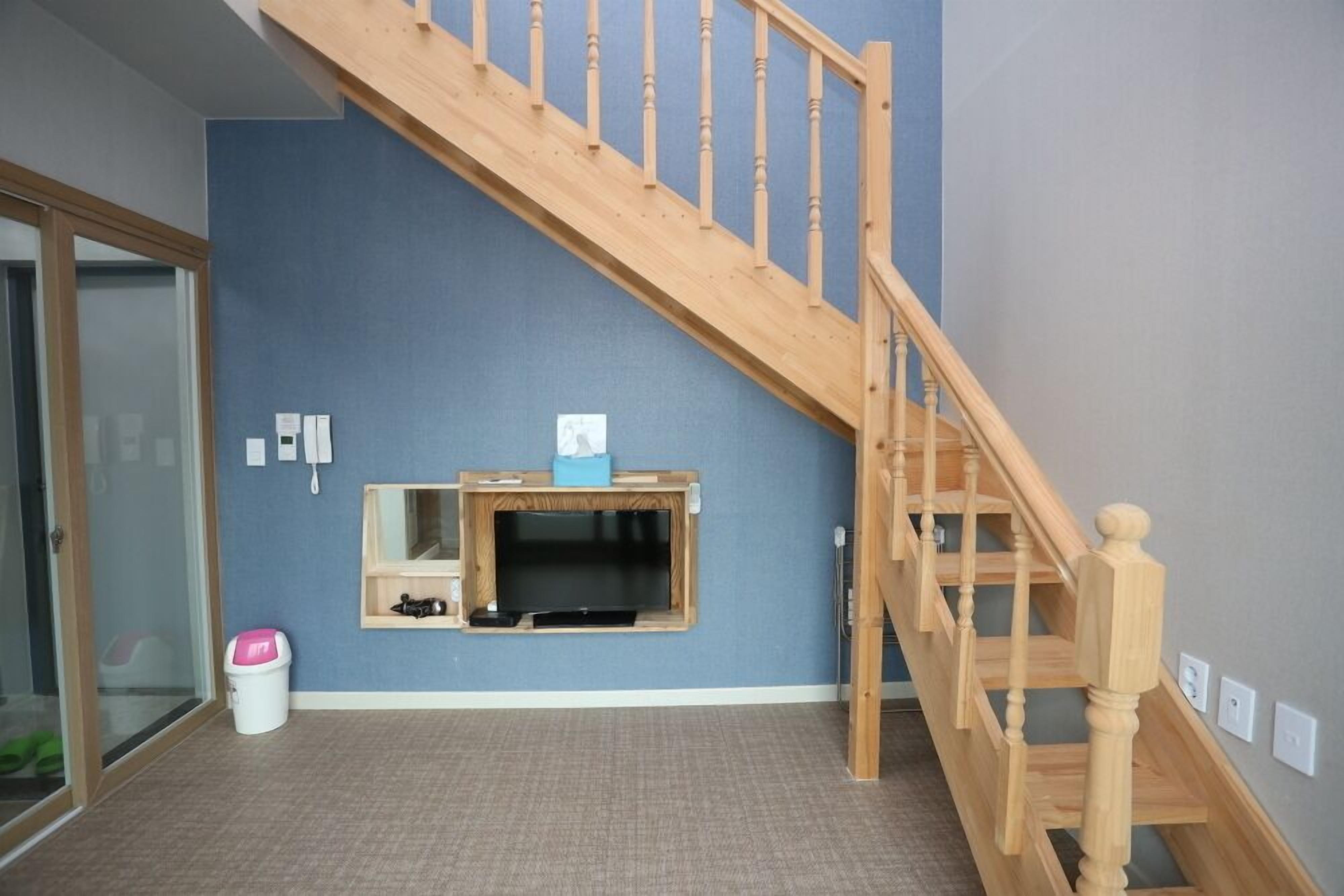 Room (302) | Individually decorated, individually furnished