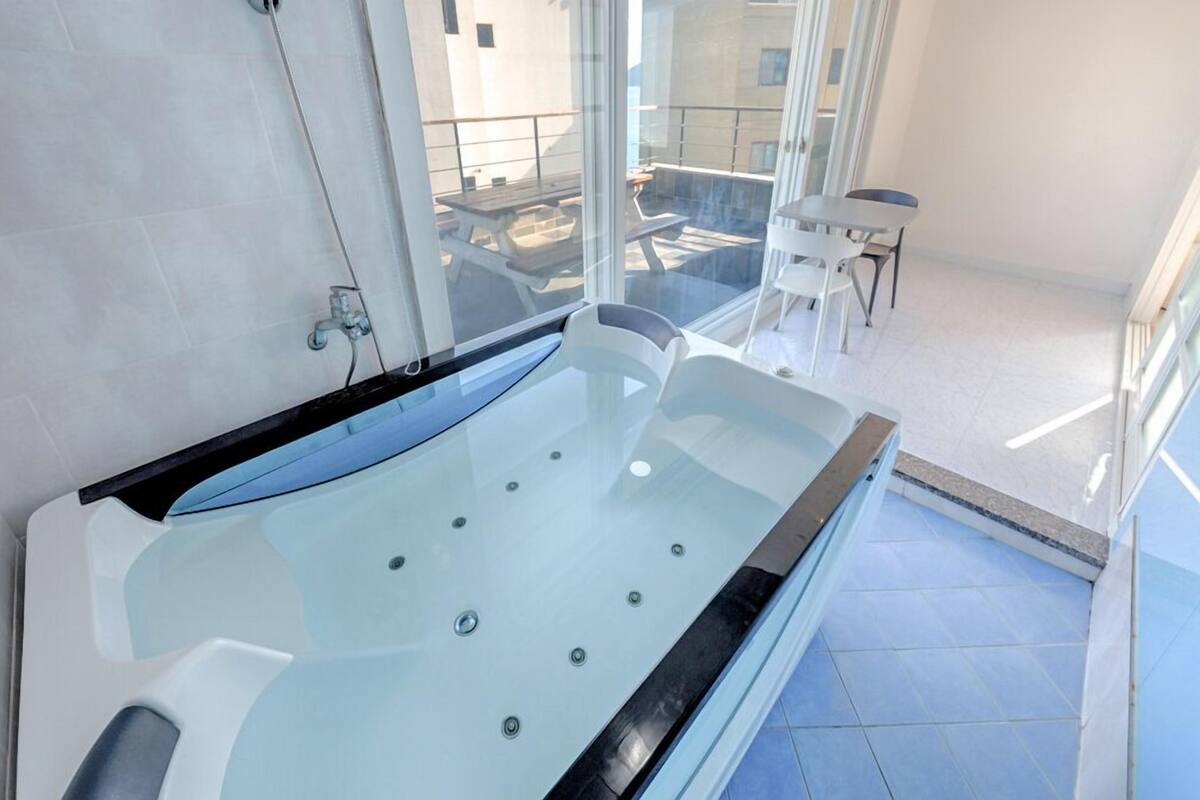 Room (302) | Individually decorated, individually furnished